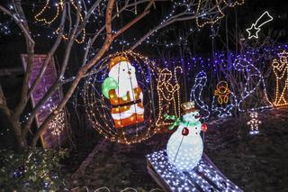 Promyk nadziei wśród szarych bloków. Ta iluminacja na osiedlu zachwyca!