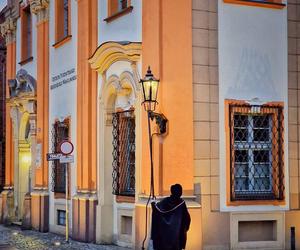 Latarnik na Ostrowie Tumskim we Wrocławiu. To wyjątek na skalę Europy. Kiedy można go spotkać? 