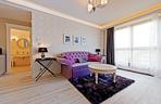 Eklektyczny salon z kuchnią: francuski neobarok we współczesnym apartamencie