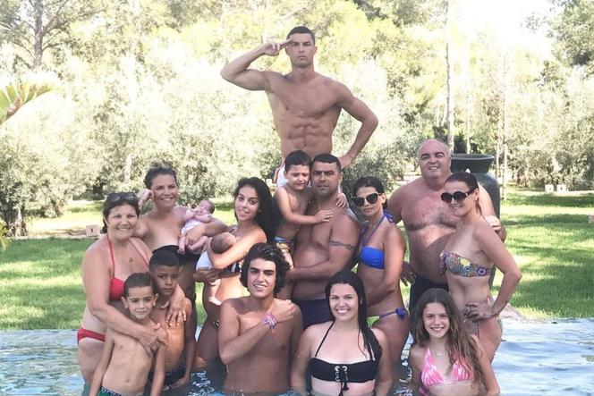 Cristiano Ronaldo i jego dzieci oraz rodzina