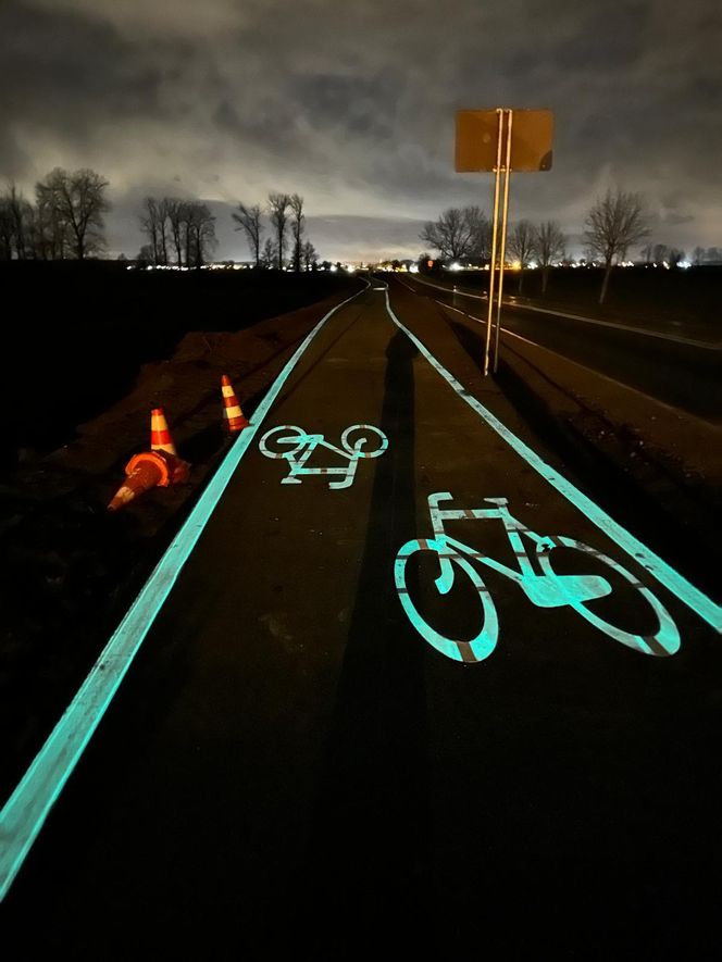 Droga dla rowerów oznaczona farbą fluorescencyjną w Wielkopolsce