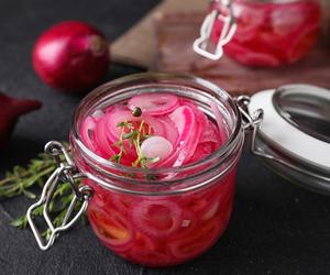 Marynowana cebula: mały sekret wielkich kucharzy. Zaskocz wszystkich niebanalnym dodatkiem