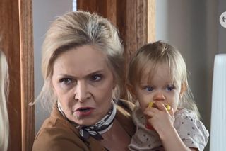 Na Wspólnej odc. 3961. Matka Anny Kolendy - Teresa Boska (Sylwia Wysocka), Ania (Kornelia Krynicka)