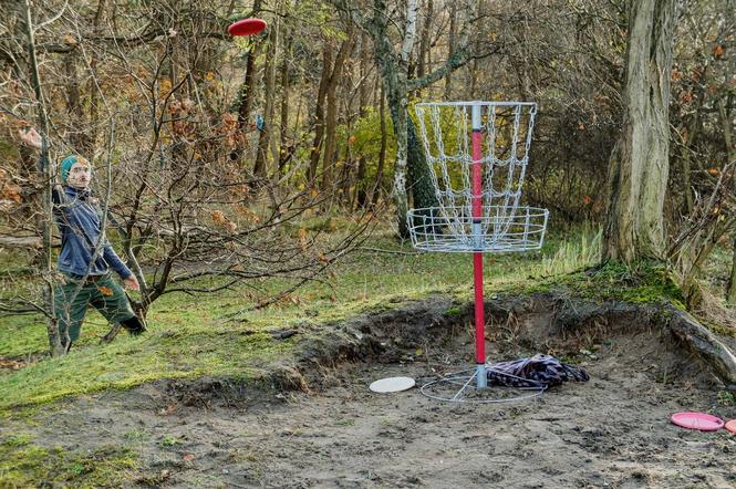 W Disc Golfie punkt zdobywa się po wrzuceniu talerza do dołka