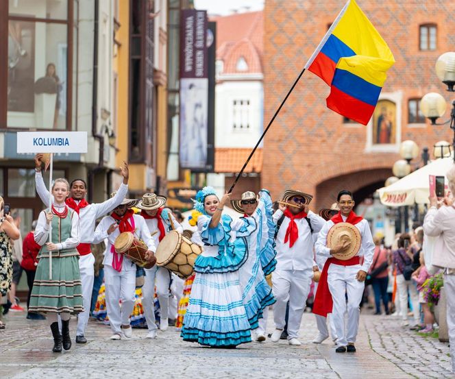Dni Folkloru w Olsztynie 2025. Ulicami Starego Miasta przeszedł barwny korowód