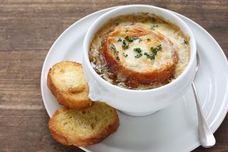 Zupa cebulowa z grzankami według Magdy Gessler - przepis na francuską zupę cebulową