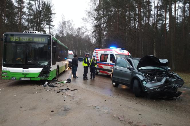 Białystok. Wypadek autobusu na ul. 42 Pułku Piechoty. Honda zderzyła się czołowo z autobusem BKM linii 105. 4 osoby w szpitalu