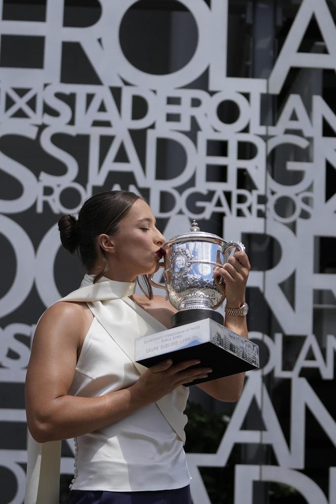 Zjawiskowa Iga Świątek świętuje zwycięstwo w Roland Garros