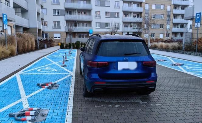 Tak zaparkował luksusowe auto w centrum Wrocławia. Mandat i 8 punktów karnych
