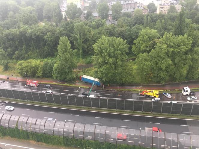 Teraz wypadek w Katowicach: Ciężarówka przebiła bariery i wjechała na chodnik!