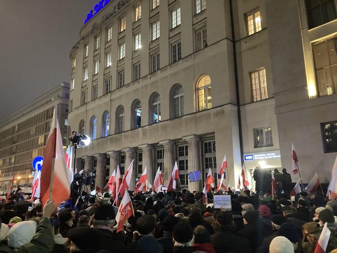 Przed siedzibą TVP odbył się protest. Uczestnicy skandowali "Wolne media!"