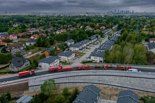 Kolumna wielkich tirów w Rembertowie. Tak testowali nowy wiadukt