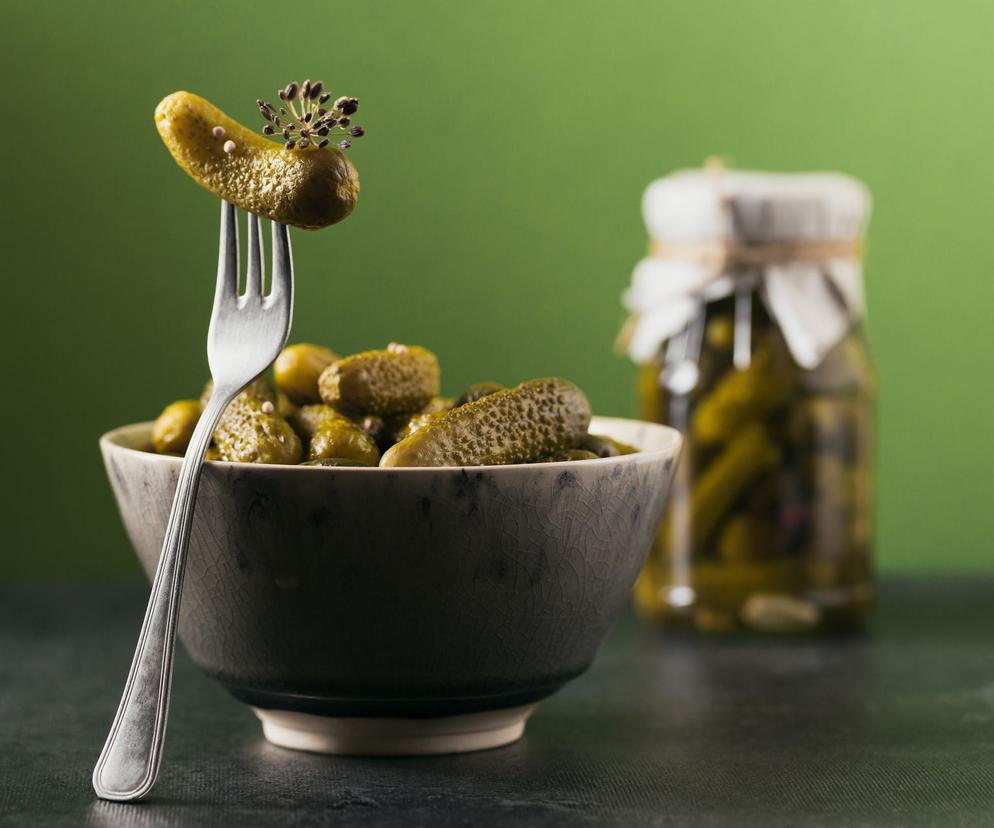 Pikle ogórkowe z musztardą: przepis na świetne marynowane ogórki