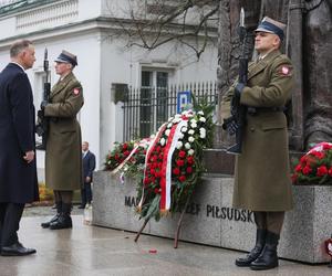 Andrzej Duda złożył wieńce przed pomnikami Ojców Niepodległości	