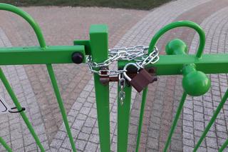 Łańcuchy i taśmy na osiedlowym placu zabaw. „Kpina z mieszkańców”  