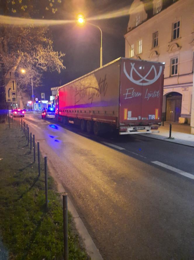 Poznań: Zaparkował tira i zasnął! Mandat był nieunikniony! "Pauza po turecku"