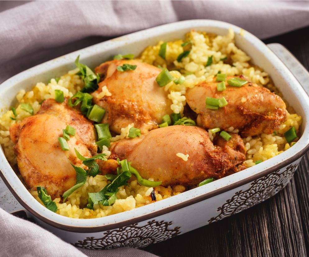 Filet z piersi kurczaka pieczony na ryżu