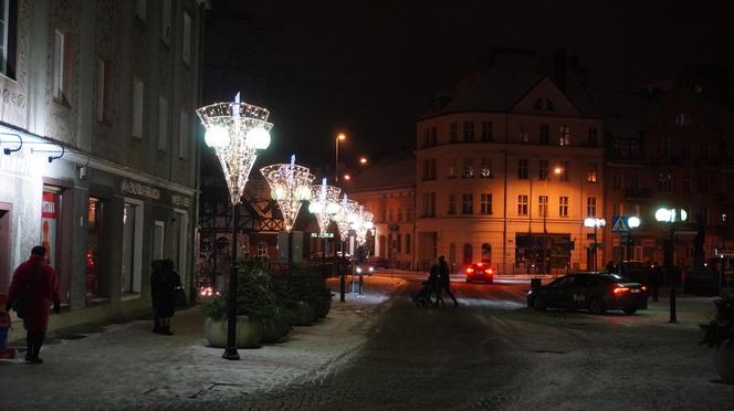 Świąteczne iluminacje w Olsztynie zachwycają. Prawdziwą „gwiazdą” jest choinka na starówce [ZDJĘCIA]