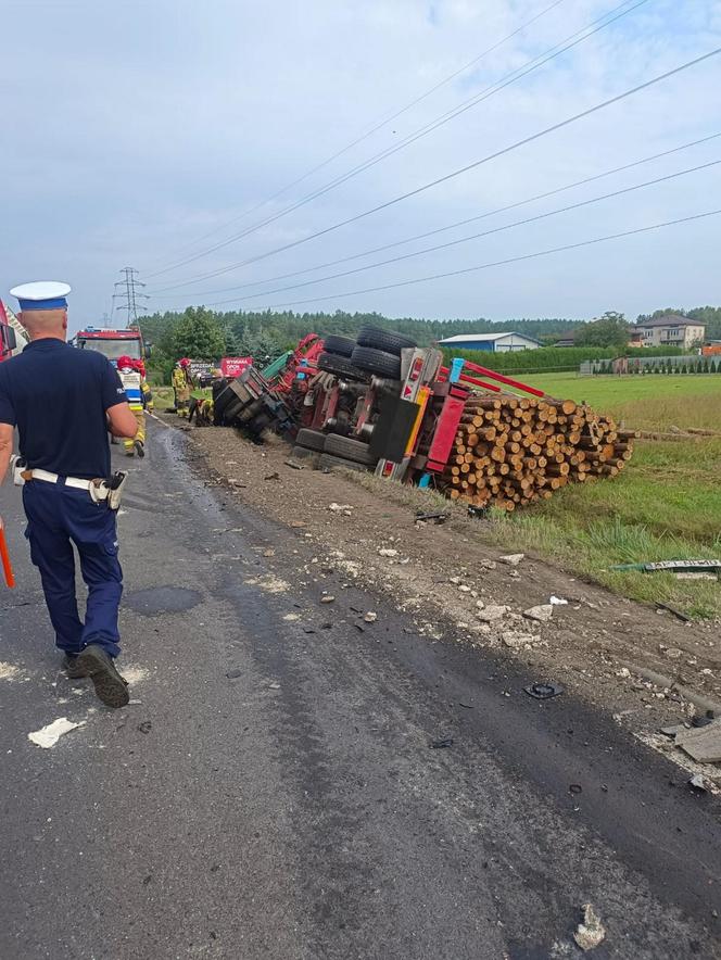 Śmiertelny wypadek pod Radomskiem. 47-latek nie miał szans w zderzeniu z ciężarówką przewożącą drewno [ZDJĘCIA]