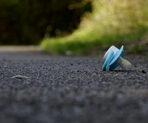 2-latek upuścił smoczek w ogrodzie. Zatruł się trutką na szczury