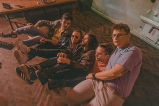 Dzika impreza, rock i film 'Trainspoting'! Posłuchaj nowego singla zespołu Kolory