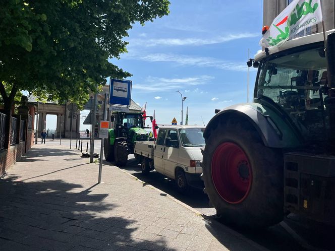 Protest rolników pod Zachodniopomorskim Urzędem Wojewódzkim w Szczecinie
