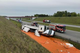 Samochód ciężarowy uderzył w busa na A1