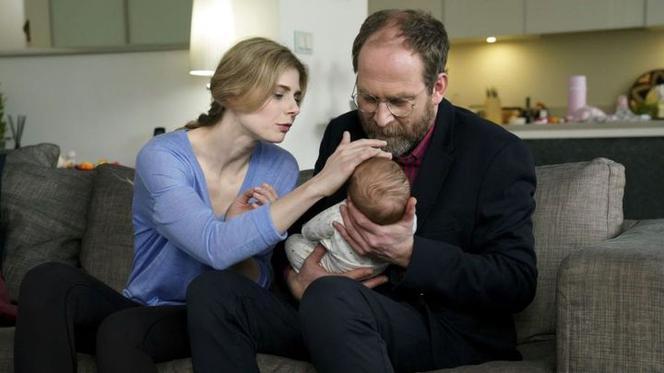 	Barwy szczęścia, odc. 2268. Iwona (Izabela Zwierzyńska), Marek (Marcin Perchuć), ich córka Wioletka (Aurelia Żarnowiecka)