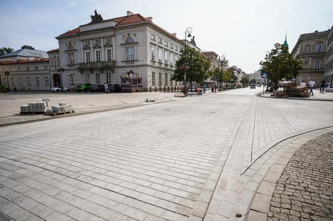 Wyremontowana nawierzchnia Krakowskiego Przedmieścia w Warszawie