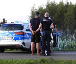 Mini Cooper w ogniu! Kierowca osobówki utknął w błocie i spalił auto