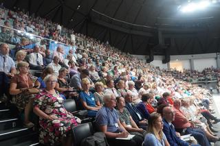 Kongres Świadków Jehowy w Olsztynie. W hali Urania chrzest przyjęli nowi członkowie [ZDJĘCIA]