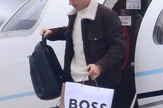 Robert Lewandowski ze szpanerką siatą wysiadł z samolotu