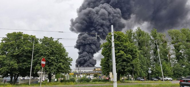 Pożar składowiska opon w Toruniu. Dym widoczny z daleka