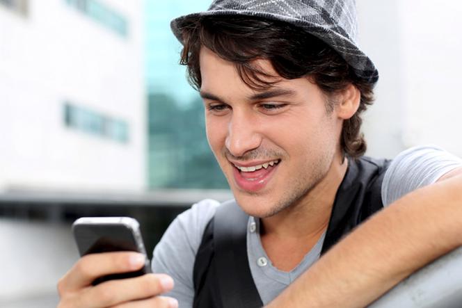 Smartfon młodzi ludzie biznes