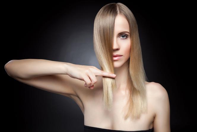 Jak wyprostować włosy bez prostownicy? Domowe sposoby na proste włosy