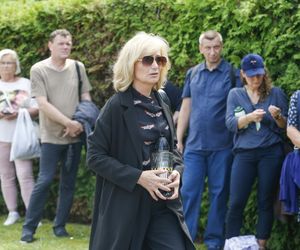 Fani i artyści żegnają Joannę Kołaczkowską. Pogrzeb artystki na Powązkach [ZDJĘCIA]