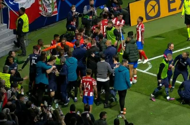Zadyma podczas meczu Atletico - Manchester City