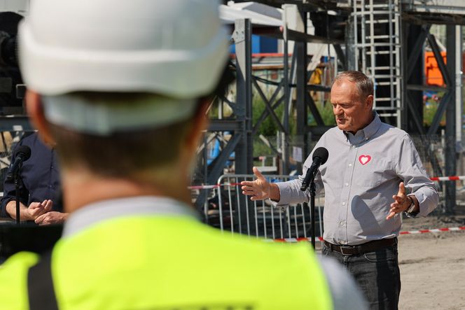 Donald Tusk w Męcinie. Premier odwiedził budowę największego tunelu kolejowego w Polsce
