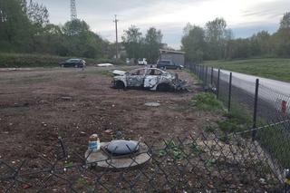 Fiat eksplodował na parkingu. Wszystko wokół stanęło w ogniu. Z auta został wrak