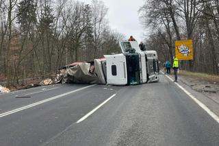 Zablokowana DK88 w Gliwicach. Ciężarówka leży w poprzek drogi 