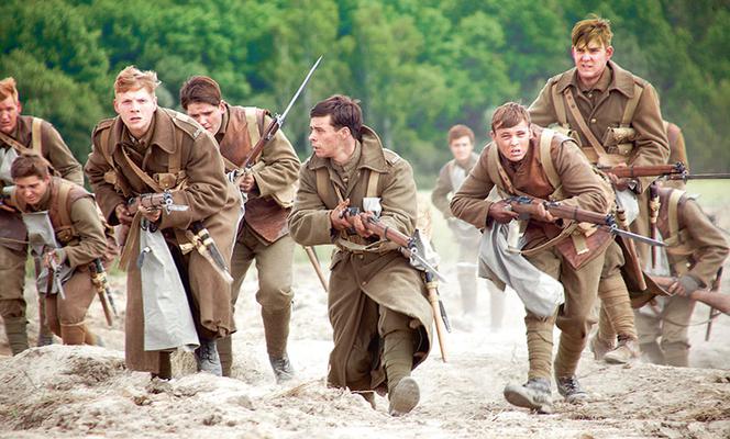 Dzwony wojny. Michael (Jack Lowden), Thomas (Paddy Gibson)