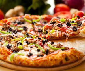 Mrożona pizza – jak ją piec, rozmrażać i podawać