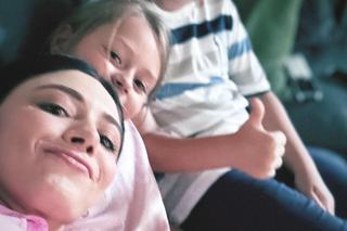 M jak miłość nowy sezon na planie. Iza (Adriana Kalska), Szymek (Staś Szczypiński), Maja (Laura Jankowska)