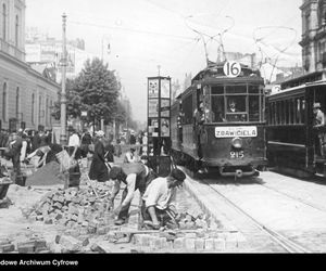 Cyfry na numerach taborowych Warszawskich Tramwajów na archiwalnych zdjęciach