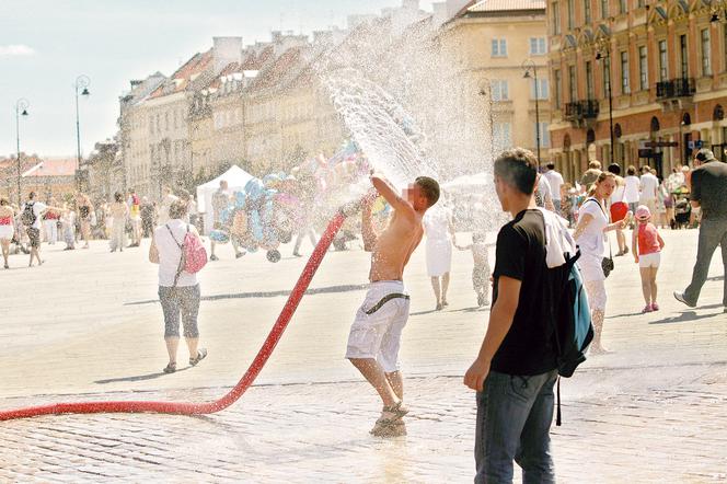 Chuligan rozrabia na Starówce, a strażnicy odpoczywają w cieniu