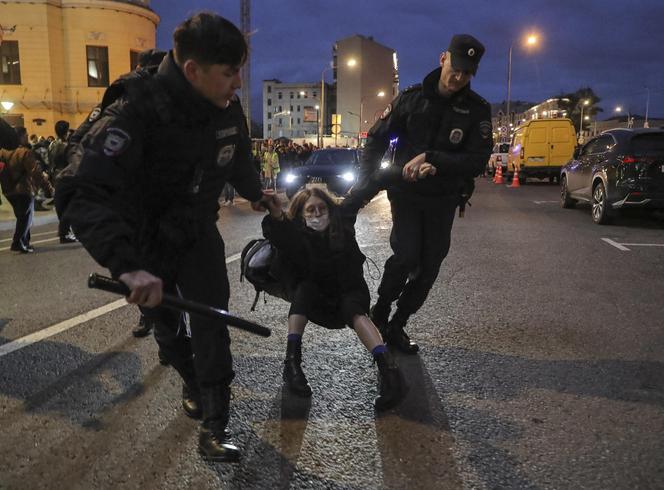 Rosjanie wyszli na ulice. Kilkaset osób zatrzymanych za protesty przeciwko mobilizacji 