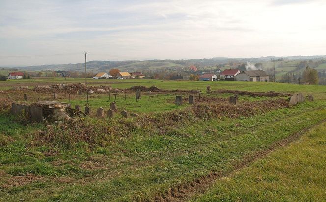 To jedna z najpiękniejszych małopolskich wsi. Kiedyś należała do biskupa 