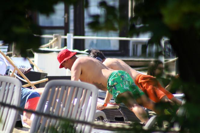 Michał Koterski na plaży z rodziną