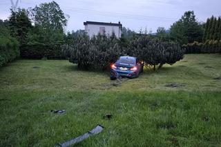 Wypadek BMW. Kierowca wjechał w drzewa