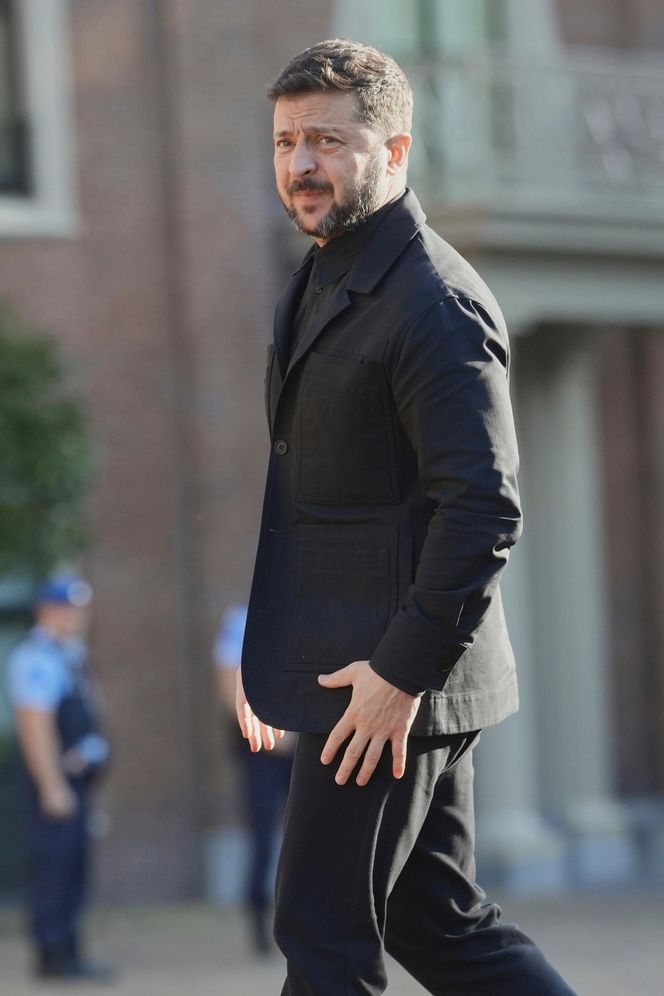 Tak Zełenski prezentuje się na salonach. Wszystkie stroje prezydenta Ukrainy